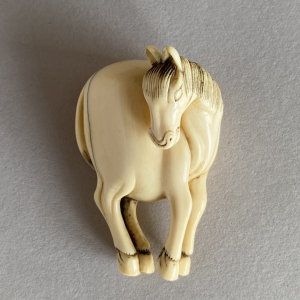 Stehendes Pferd