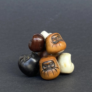 Sieben Daruma-Puppen